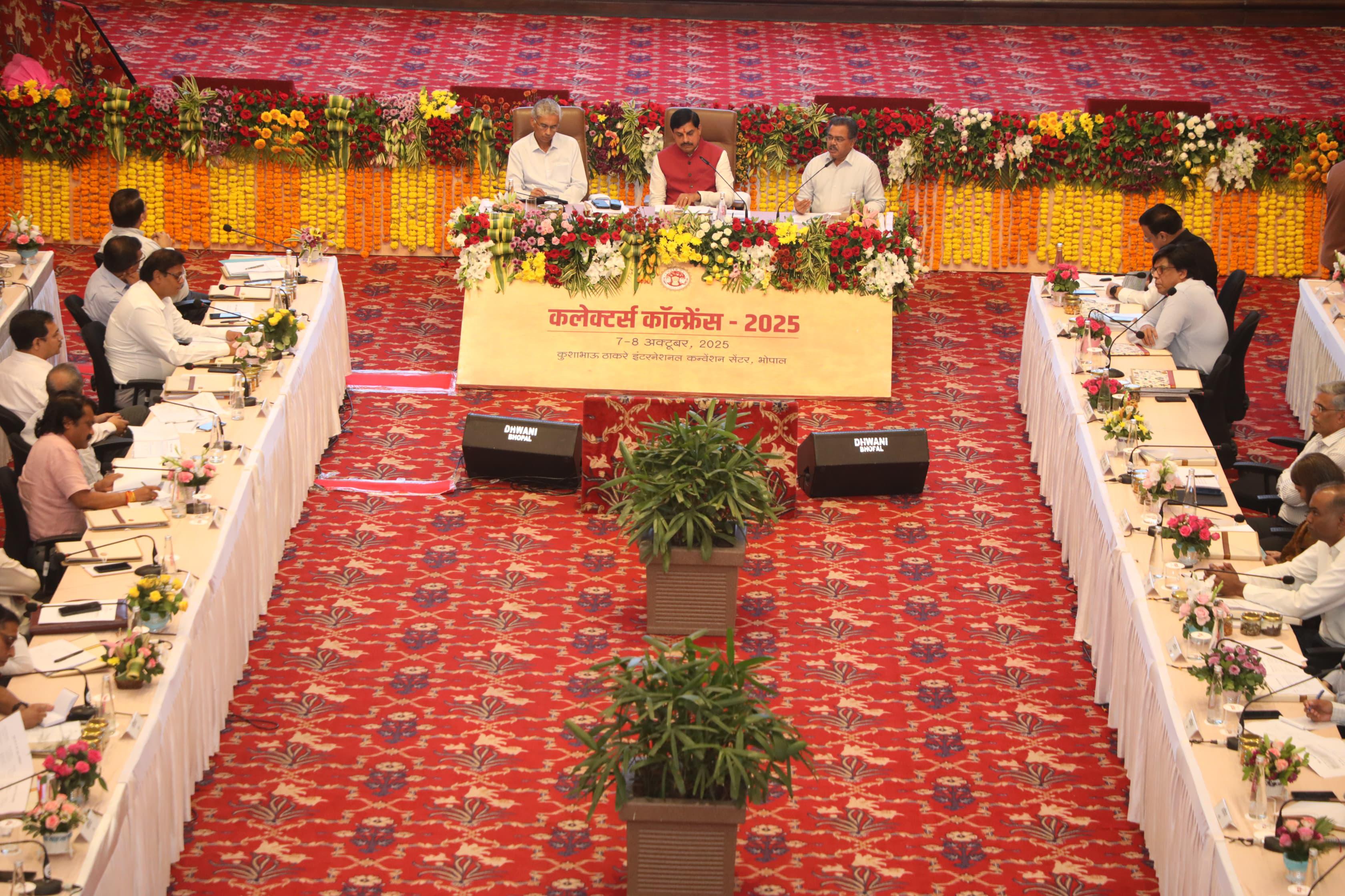 मुख्यमंत्री डॉ. मोहन यादव ने किया कलेक्टर-कमिश्नर कॉन्फ्रेंस 2025 का शुभारंभ 2 1759823927 WhatsApp Image 2025 10 07 at 13.05.01